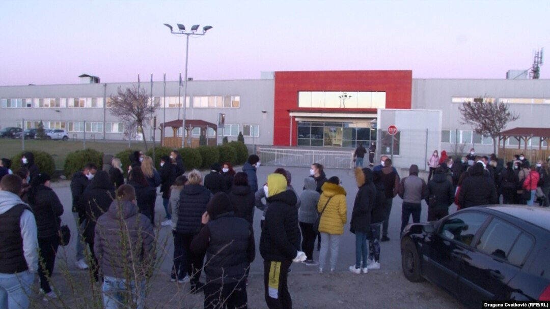 Sa protesta radnika fabrike Jura u Nišu na kome su od poslodavaca tražili adekvatnu zaštitu od zaraze na radu. 8. april 2020.
Serbia-- Workers from all three shifts of the Jura factory in Nis protest-- Nis, 8 April 2020.