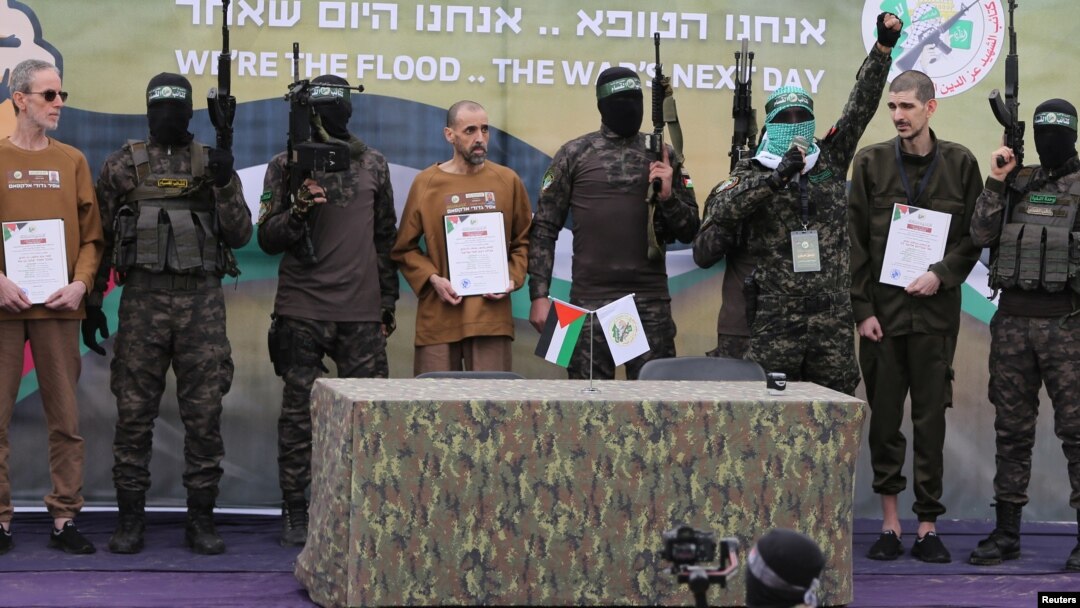 Or Levy, Eli Sharabi i Ohad Ben Ami okruženi militantima Hamasa prilikom oslobađanja, 8. februar 2025.