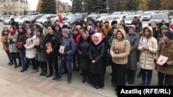Татар телен яклап Дәүләт шурасы бинасы янына килүчеләр, 26 октябрь 2017