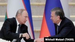 Владмир Путин жана Шавкат Мирзиеёв. 