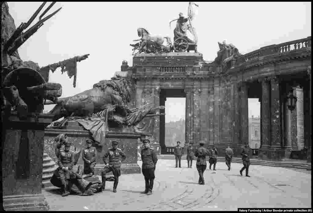 Ofițeri sovietici la monumentul Kaiser-ului Wilhelm, în mai 1945. Ulterior a fost demolat de guvernul comunist al Germaniei de Est. 